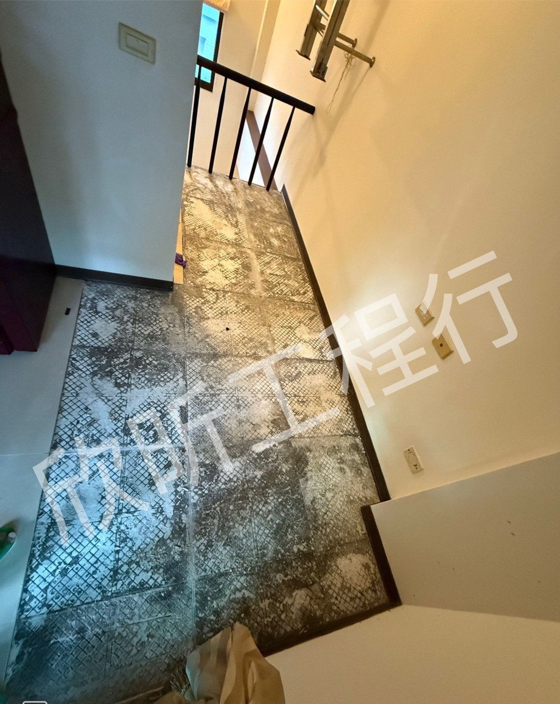 地磚隆起 膨拱 修復前